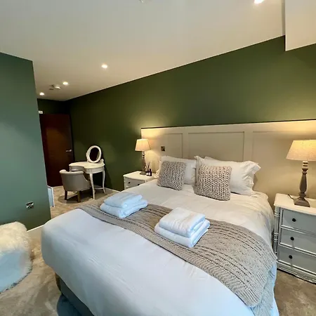 The Card At Ryedale House Apartment